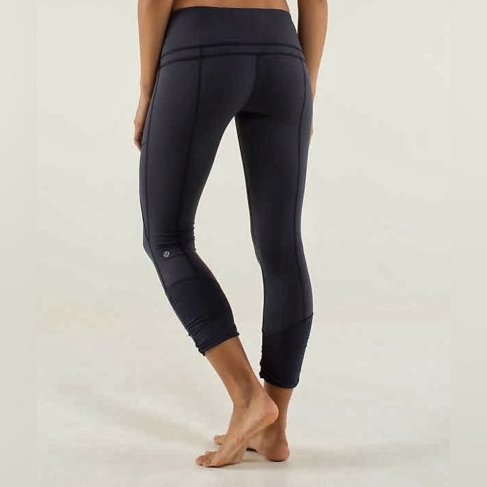 LULULEMON Women's Nothing to Hide Rouched Cropped Navy Leggings Size 4